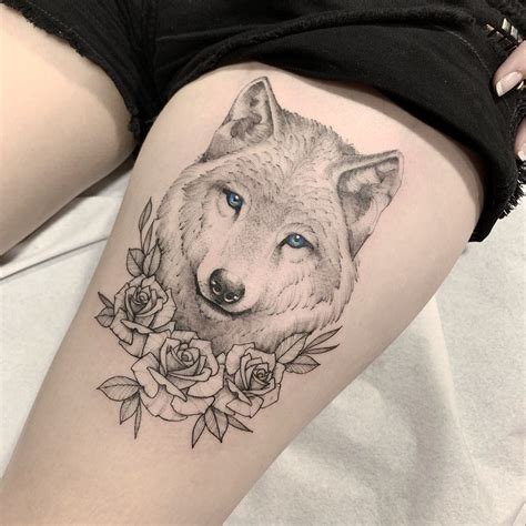 tatuagem feminina de lobo na coxa|Ideias incríveis de tatuagem de lobo feminino para a coxa